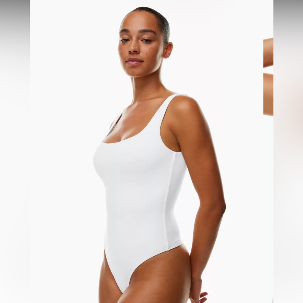 Aritzia Babaton Contour Squareneck Bodysuit. White. One size.